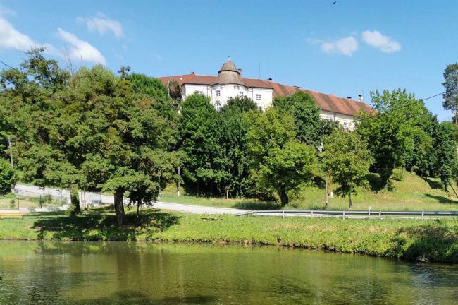 dvorac_sveti_kriz_zacretje_1